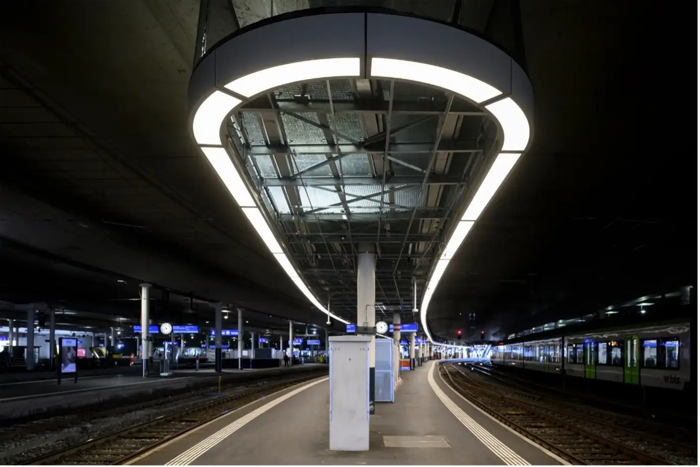 Das Deckensegel im Bau. Noch sieht man die Stahlkonstruktionen, im Endzustand wird das Deckensegel mit schallabsorbierenden Paneelen eingedeckt. Bildquelle Berner Zeitung BZ