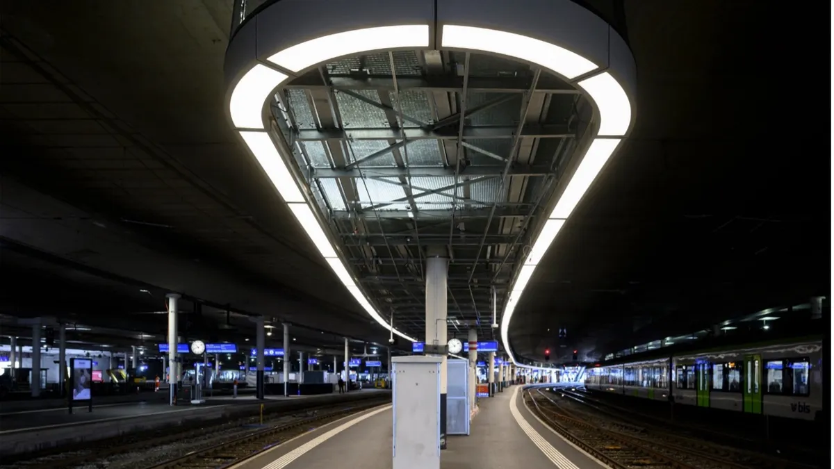 Das Deckensegel im Bau. Noch sieht man die Stahlkonstruktionen, im Endzustand wird das Deckensegel mit schallabsorbierenden Paneelen eingedeckt. Bildquelle Berner Zeitung BZ