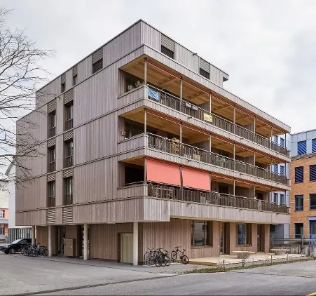 Der EG-Sockel des Gebäudes wurde in Betonbauweise als Abfangdecke erstellt, die darüberliegenden Stockwerke wurden in Holzbauweise errichtet. Bildquelle: Ehrenbold Schudel Architektur