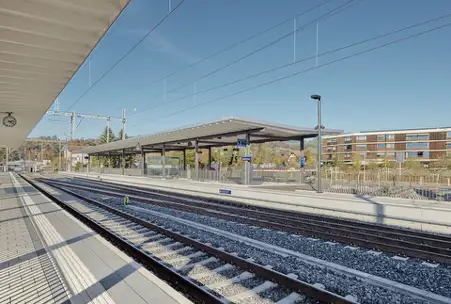 Die neuen Perrons und Perrondächer am BLS-Bahnhof Steffisburg. Bildquelle: BLS AG